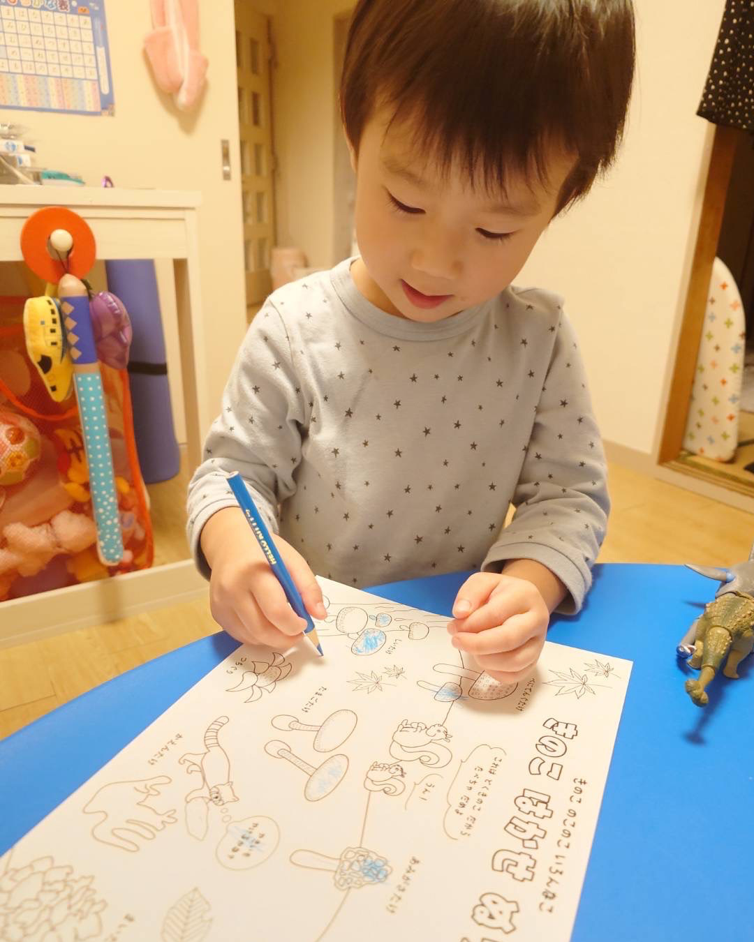きのこはかせぬりえに取り組むこども
