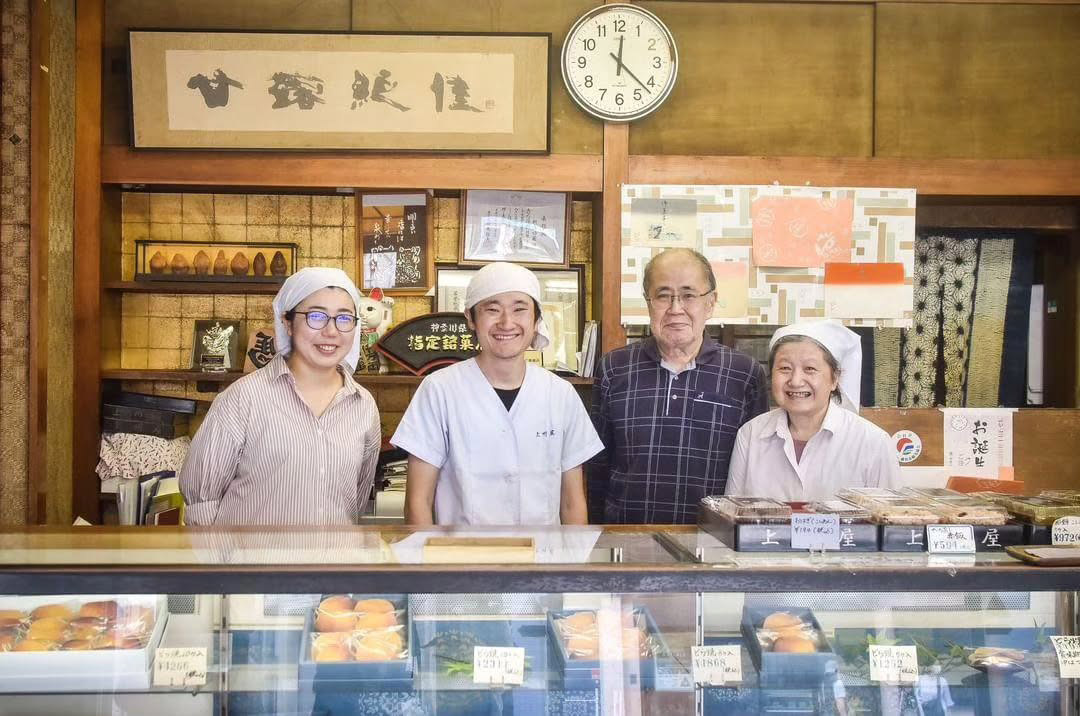 上州屋さんの店頭に並ぶご家族